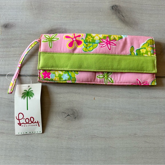 Lilly Pulitzer Handbags - NWT Lilly Pulitzer Pink & Green Floral Clutch Wristlet Purse